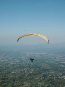 Festival Paralayang di Bukit Kekep, Desa Lengkong Meriahkan Hari Jadi Kabupaten Wonosobo