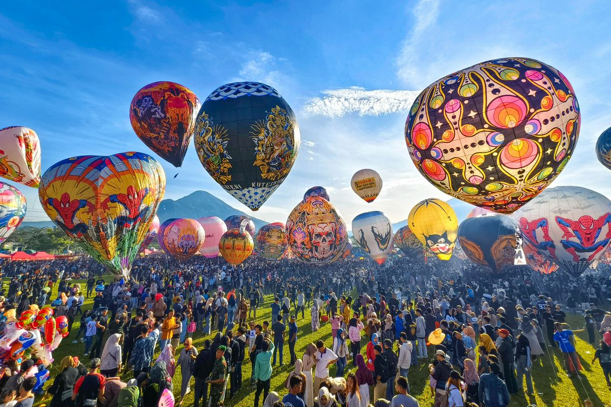 Hari Pertama Festival Mudik 2025, Ratusan Balon Udara Hiasi Langit Wonosobo