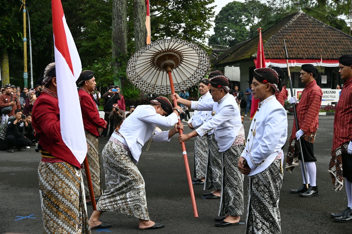 Bupati Serahkan Songsong Agung, Tandai Awal Rangkaian Peringatan Dua Abad Wonosobo